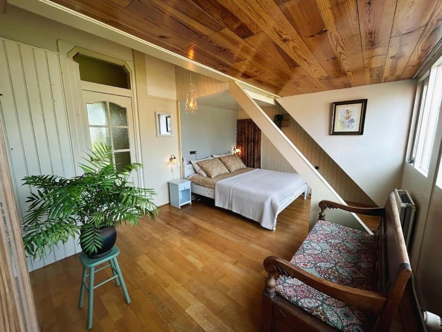 Onder De Kastanje! Villa Koedijk Luaran gambar